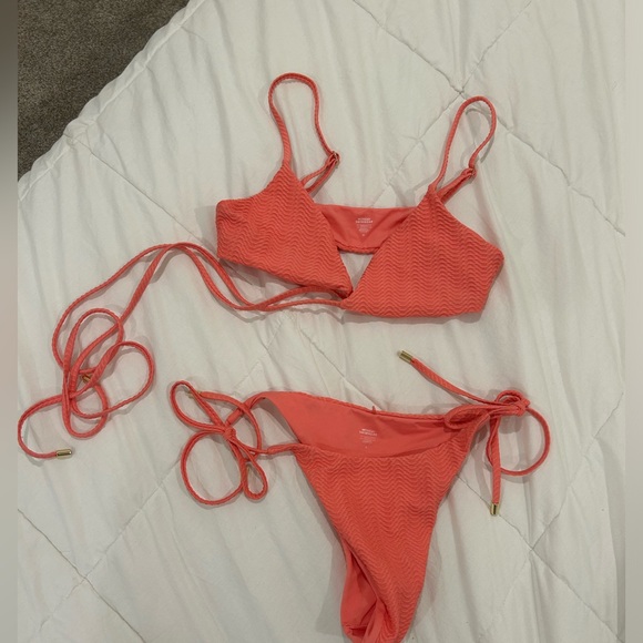 Used once Monday bikini. Top is medium & bottoms are size large (they run small) - Picture 4 of 4